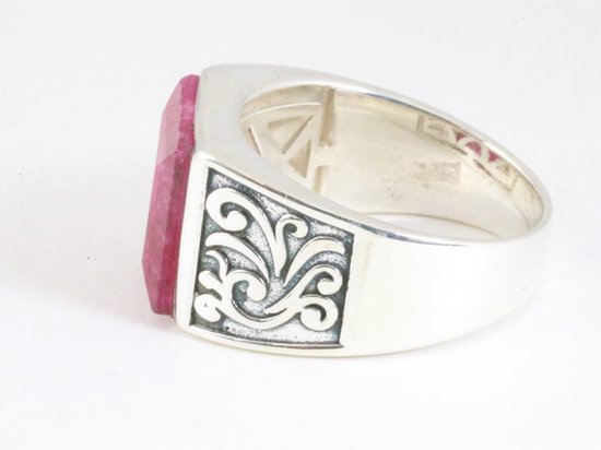 Zware bewerkte zilveren ring met robijn afbeelding 2