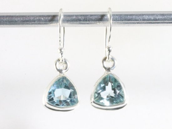 Hoogglans zilveren oorbellen met blauwe topaas afbeelding 3