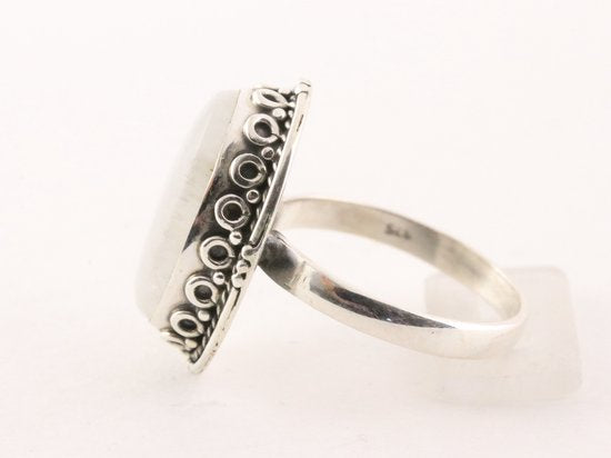 Zware bewerkte zilveren ring met regenboog maansteen afbeelding 2