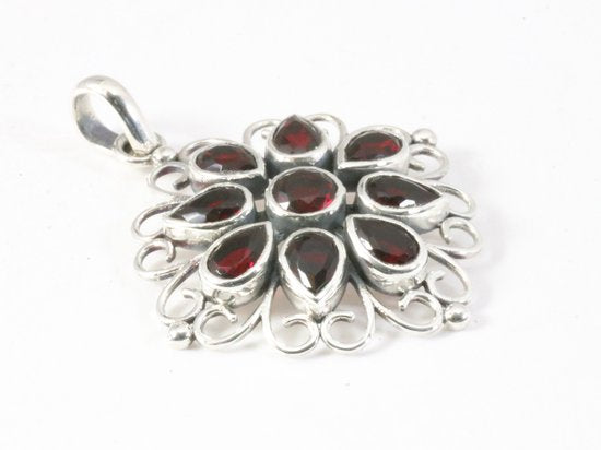 Opengewerkte zilveren hanger met granaat afbeelding 2