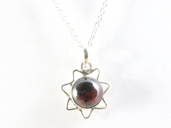 Fijne opengewerkte zilveren hanger met granaat aan ketting afbeelding 4