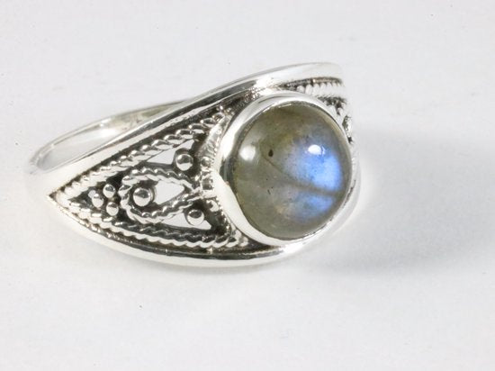 Opengewerkte zilveren ring met labradoriet afbeelding 1