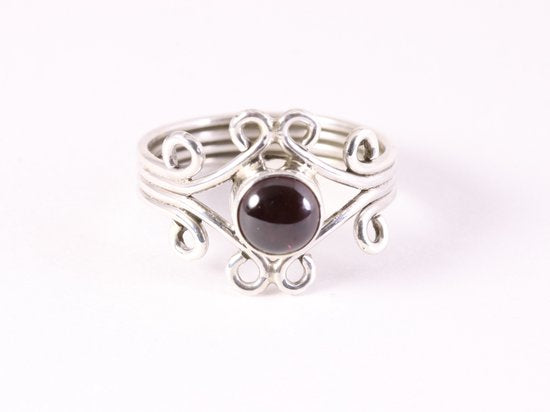 Fijne opengewerkte zilveren ring met granaat afbeelding 4