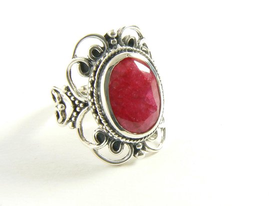 Opengewerkte zilveren ring met robijn afbeelding 1