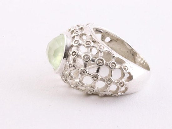 Grote opengewerkte zilveren ring met prehniet afbeelding 3