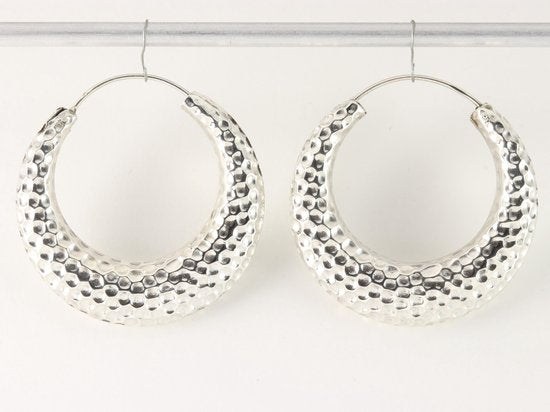 Gehamerde zilveren oorringen afbeelding 1