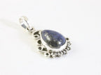 Fijne bewerkte zilveren hanger met lapis lazuli aan ketting afbeelding 2