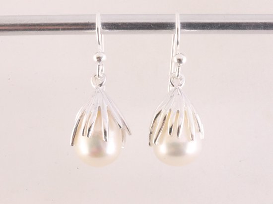 Hoogglans zilveren oorbellen met witte zoetwater parel afbeelding 4