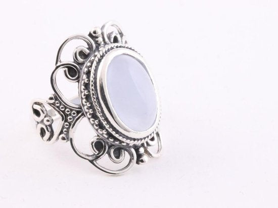 Opengewerkte zilveren ring met blauwe chalcedoon afbeelding 1