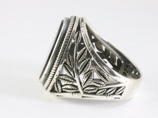 Zware bewerkte zilveren ring met onyx afbeelding 2