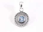 Fijne bewerkte ronde zilveren hanger met blauwe topaas afbeelding 4