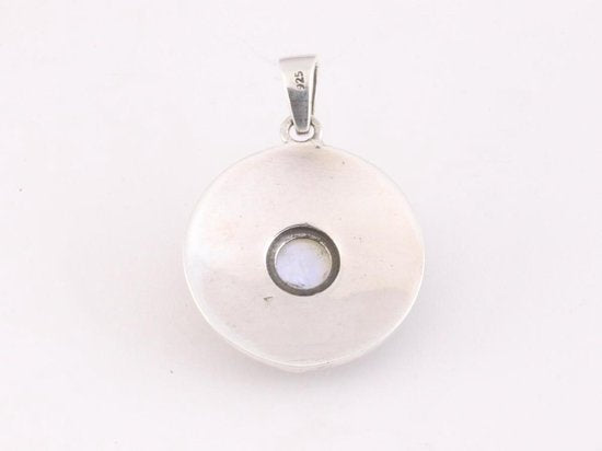 Ronde bewerkte zilveren hanger met regenboog maansteen afbeelding 3