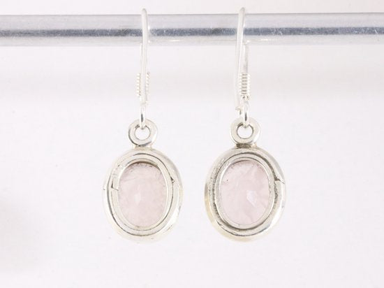 Fijne ovale zilveren oorbellen met rozenkwarts afbeelding 3