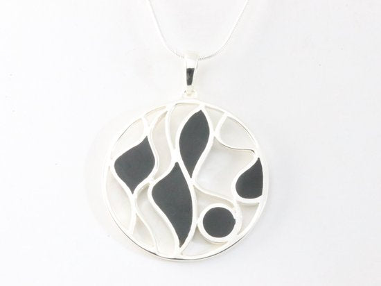 Ronde opengewerkte zilveren hanger met onyx aan ketting afbeelding 4