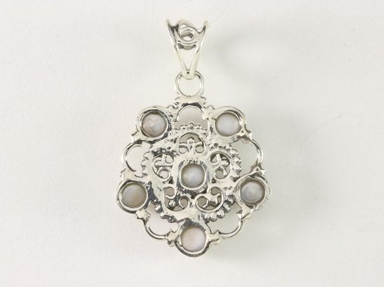 Opengewerkte zilveren hanger met zoetwater parels afbeelding 3
