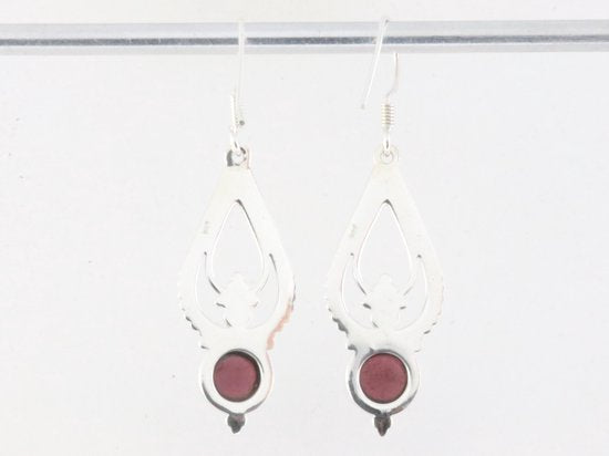 Lange opengewerkte zilveren oorbellen met granaat afbeelding 3