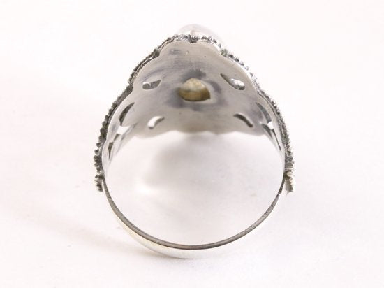 Bewerkte zilveren ring met regenboog maansteen afbeelding 3