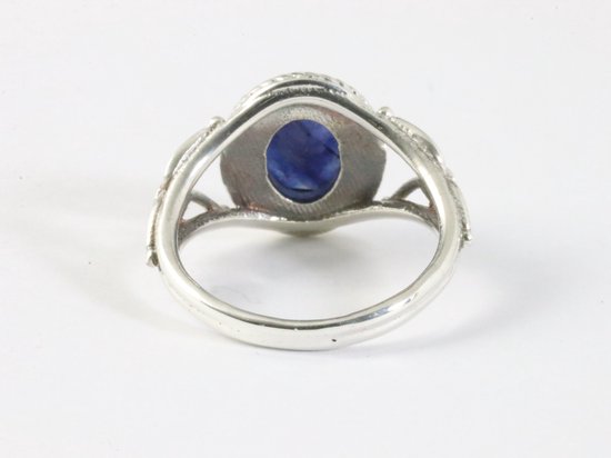 Opengewerkte zilveren ring met blauwe saffier afbeelding 3
