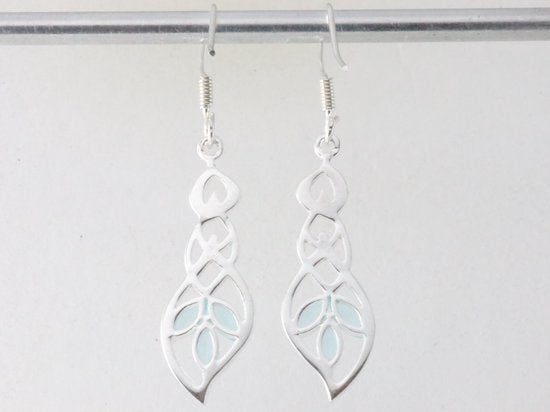 Opengewerkte zilveren oorbellen met blauwe topaas afbeelding 2