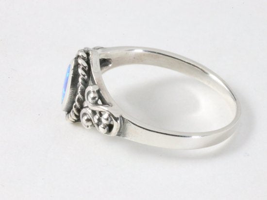 Fijne bewerkte zilveren ring met Australische opaal afbeelding 2