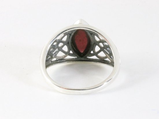 Opengewerkte zilveren ring met granaat afbeelding 3