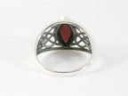 Opengewerkte zilveren ring met granaat afbeelding 3