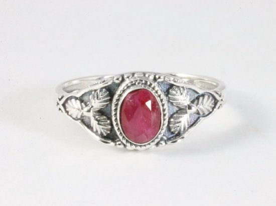Fijne bewerkte zilveren ring met robijn afbeelding 4