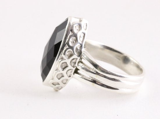 Bewerkte zilveren ring met onyx afbeelding 2