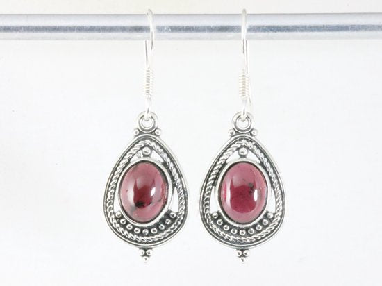 Opengewerkte zilveren oorbellen met granaat afbeelding 3