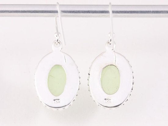 Bewerkte ovale zilveren oorbellen met prehniet afbeelding 3