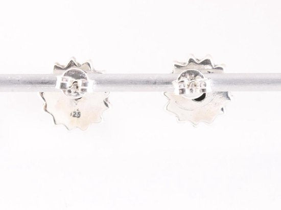 Fijne bewerkte ronde zilveren oorstekers met onyx afbeelding 3