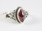 Fijne bewerkte zilveren ring met granaat afbeelding 1