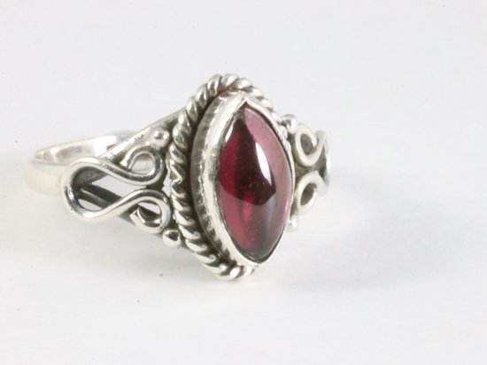 Fijne bewerkte zilveren ring met granaat afbeelding 1