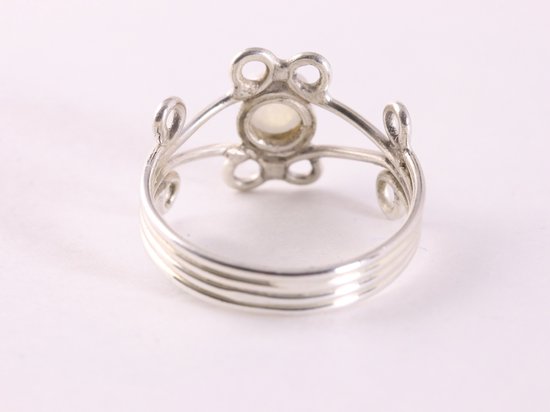 Fijne opengewerkte zilveren ring met regenboog maansteen afbeelding 3