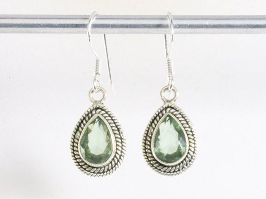 Bewerkte druppelvormige zilveren oorbellen met groene amethist afbeelding 3