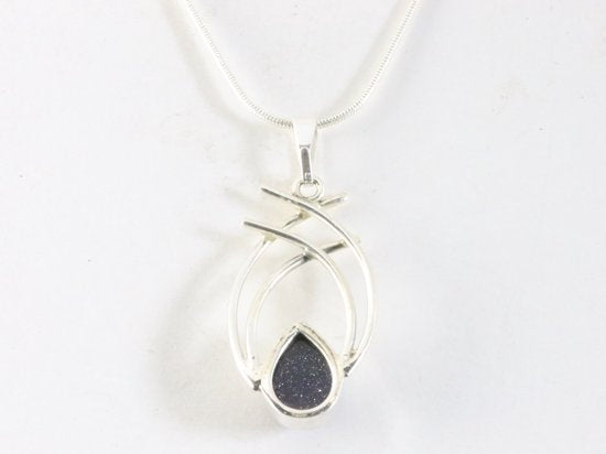 Opengewerkte zilveren hanger met blauwe zonnesteen aan ketting afbeelding 3