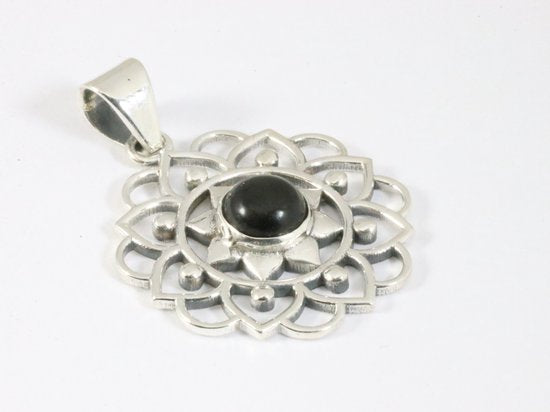 Opengewerkte zilveren hanger met onyx afbeelding 2