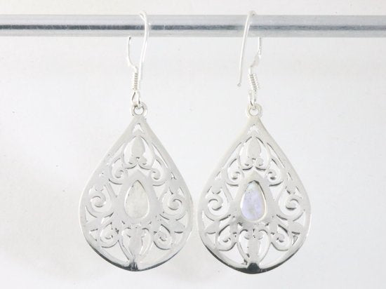 Opengewerkte zilveren oorbellen met regenboog maansteen afbeelding 2