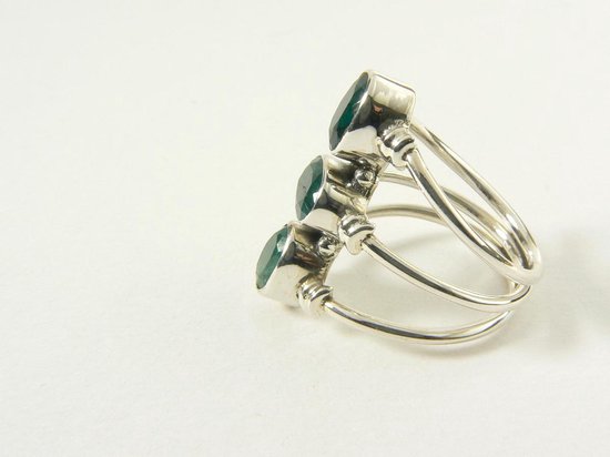 Opengewerkte zilveren ring met 3 smaragd stenen afbeelding 2