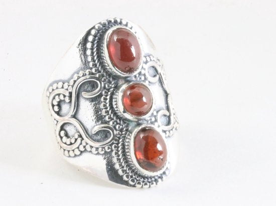 Zware bewerkte zilveren ring met 3 granaat stenen afbeelding 1