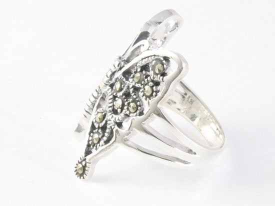 Opengewerkte zilveren vlinder ring met marcasiet afbeelding 2