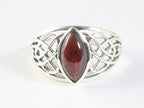 Opengewerkte zilveren ring met granaat afbeelding 4