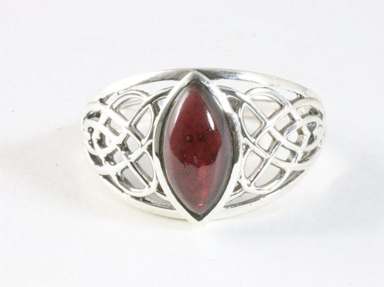 Opengewerkte zilveren ring met granaat afbeelding 4