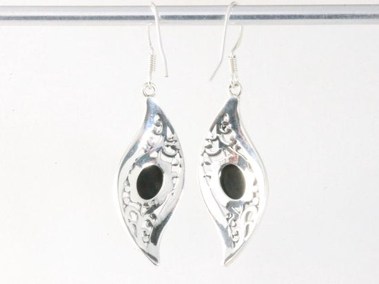 Lange bewerkte zilveren oorbellen met onyx afbeelding 3