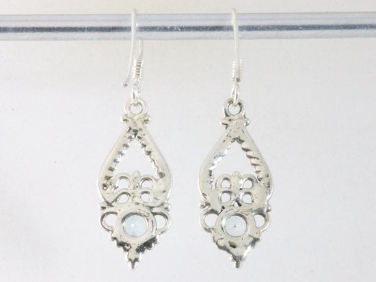 Fijne opengewerkte zilveren oorbellen met blauwe topaas afbeelding 2