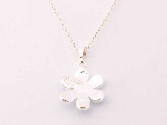 Fijne bloemvormige zilveren hanger met blauwe emaille aan ketting afbeelding 3