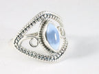 Opengewerkte zilveren ring met blauwe opaal afbeelding 1