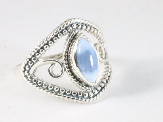 Opengewerkte zilveren ring met blauwe opaal afbeelding 1