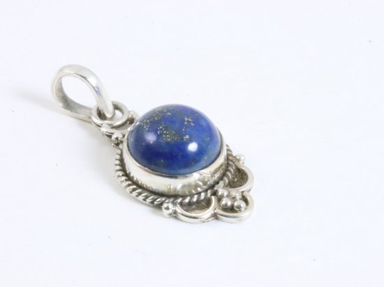 Fijne bewerkte zilveren hanger met lapis lazuli aan ketting afbeelding 2
