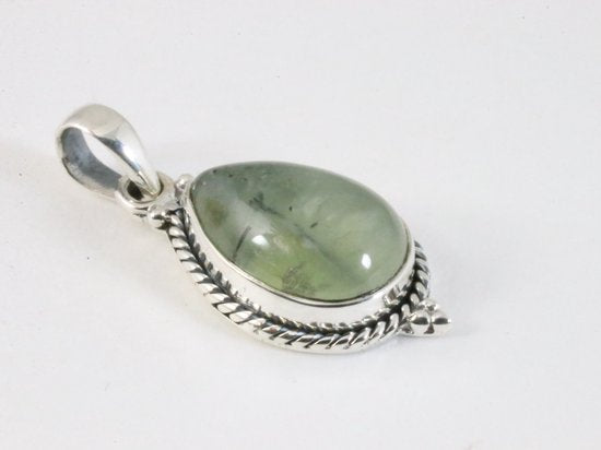 Bewerkte druppelvormige zilveren hanger met prehniet aan ketting afbeelding 2